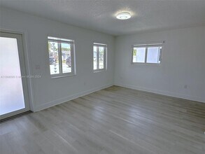 11230 SW 5th St-Unit -2 in Miami, FL - Building Photo - Building Photo