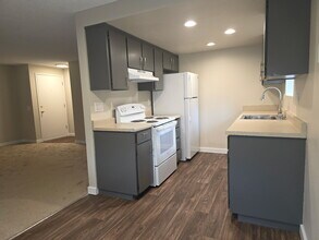 7911 236th St SW, Unit Apt B in Edmonds, WA - Foto de edificio - Building Photo