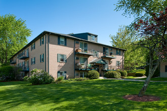 Sagamore Court in Portsmouth, NH - Foto de edificio - Building Photo