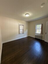 22 Locust Ave in Glen Head, NY - Building Photo - Building Photo