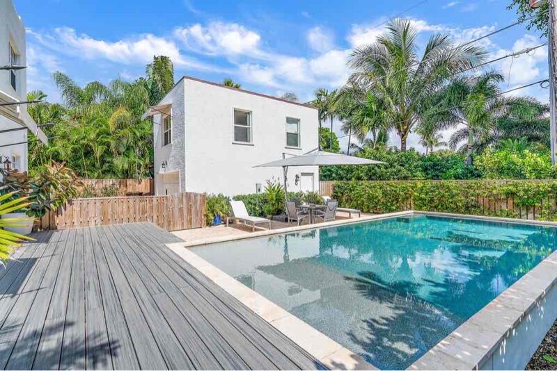 215 Pilgrim Rd in West Palm Beach, FL - Building Photo