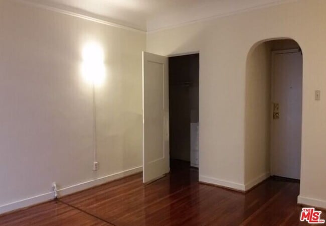 665 Cochran Ave in Los Angeles, CA - Foto de edificio - Building Photo