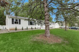 2514 Woodlynn Ave in Maplewood, MN - Building Photo - Building Photo