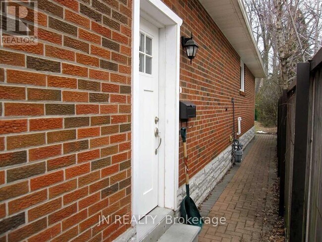 36 Harold St in Brampton, ON - Building Photo - Building Photo