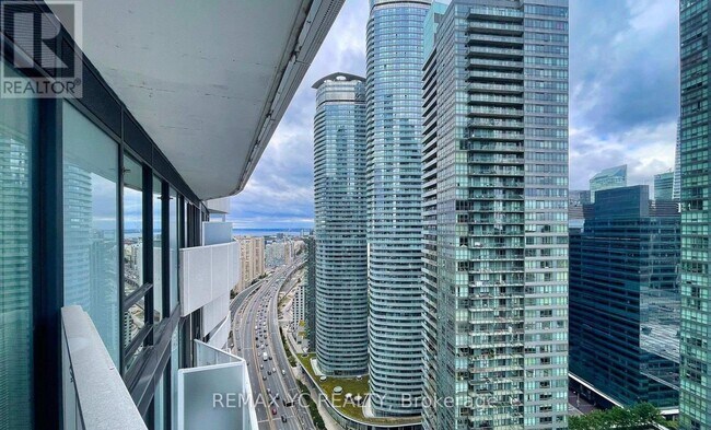 100 Harbour St in Toronto, ON - Building Photo - Building Photo