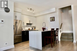 4050-4050 Parkside Village Dr in Mississauga, ON - Building Photo - Building Photo