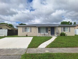 79 Abaco Dr in Palm Springs, FL - Building Photo