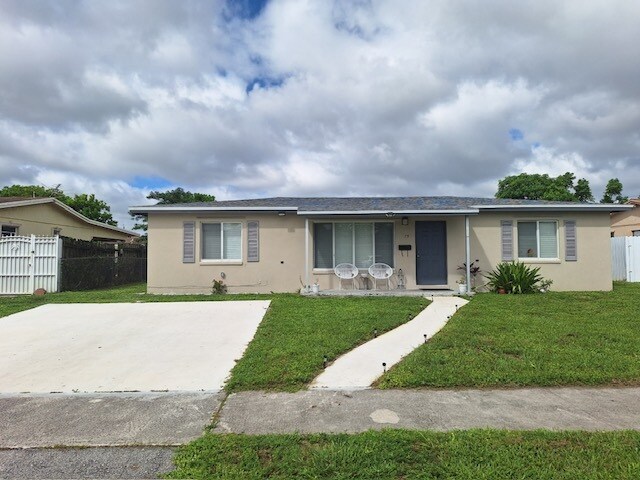 79 Abaco Dr in Palm Springs, FL - Building Photo