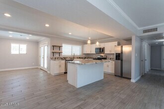 13027 N 28th Pl in Phoenix, AZ - Foto de edificio - Building Photo