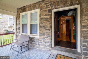 128 W Mt Pleasant Ave in Philadelphia, PA - Building Photo