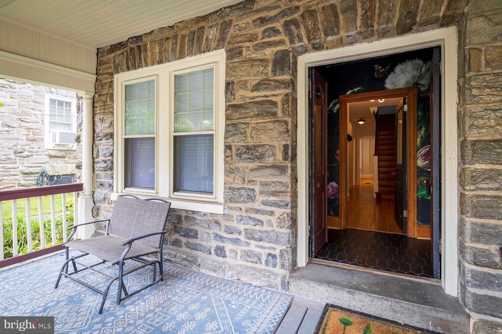 128 W Mt Pleasant Ave in Philadelphia, PA - Building Photo