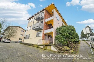 951 N 45th St in Seattle, WA - Building Photo