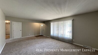Newly Renovated 5 Bed Home w/ 2-Stall Garage in Sioux Falls, SD - Building Photo - Building Photo