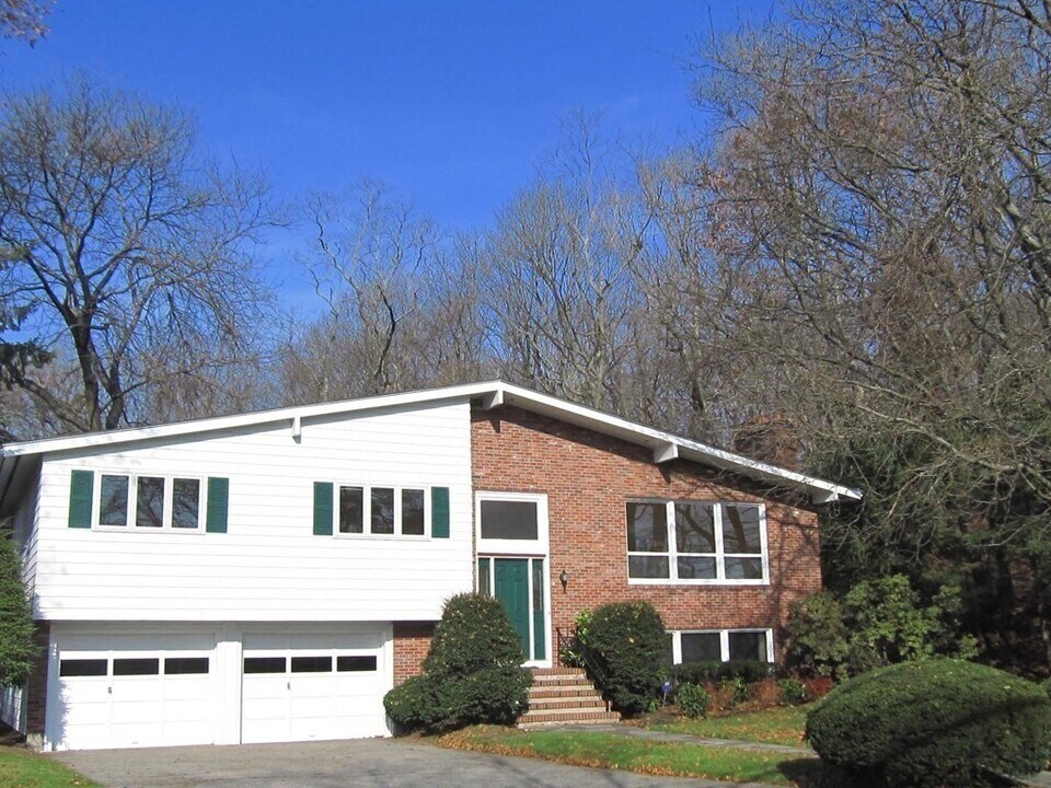 132 Brandeis Rd in Newton, MA - Building Photo