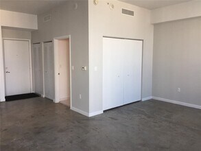 133 NE 2nd Ave, Unit 1709 in Miami, FL - Building Photo - Building Photo