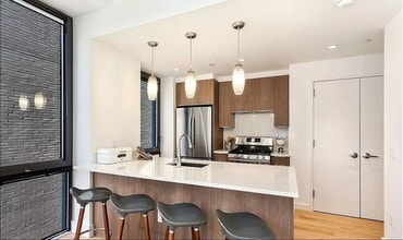 41-22 24th St, Unit 7G in Queens, NY - Foto de edificio - Building Photo