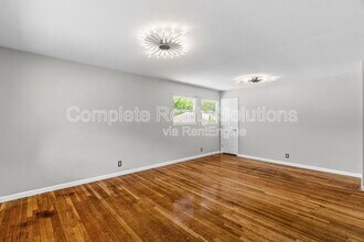 10320 Durness Dr in St. Louis, MO - Building Photo - Building Photo