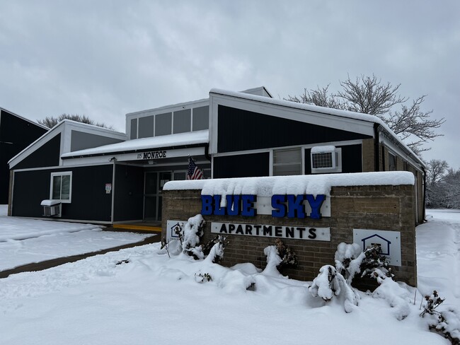 Blue Sky Apartments in Ardmore, OK - Building Photo - Building Photo