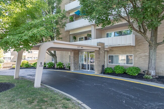 Cliff Towers Building B in Rocky River, OH - Building Photo - Building Photo