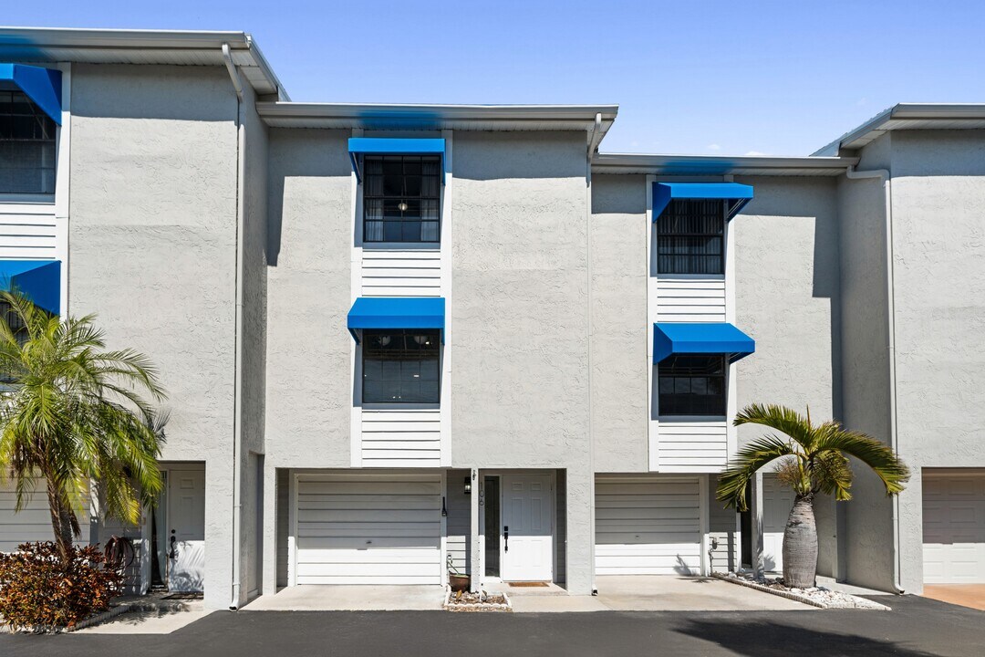 745 Pinellas Bayway S in St. Petersburg, FL - Building Photo