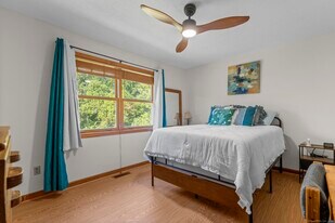 33 Big Spruce Ln in West Haven, CT - Building Photo