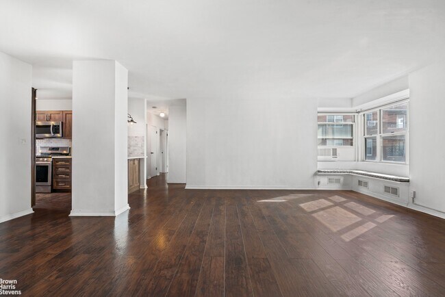 575 Grand St-Unit -E1505 in New York, NY - Building Photo - Building Photo