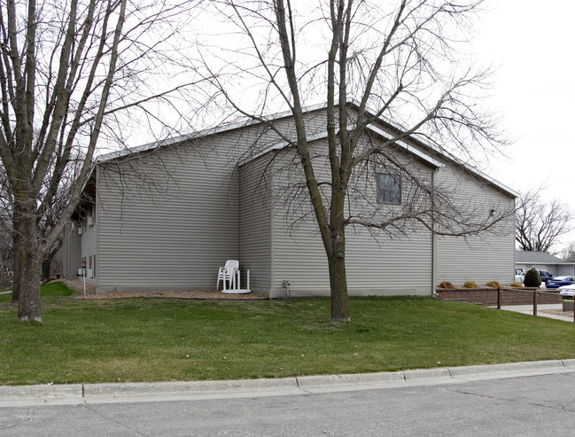 Oak Ridge Manor Apartments in Melrose, MN - Foto de edificio - Building Photo