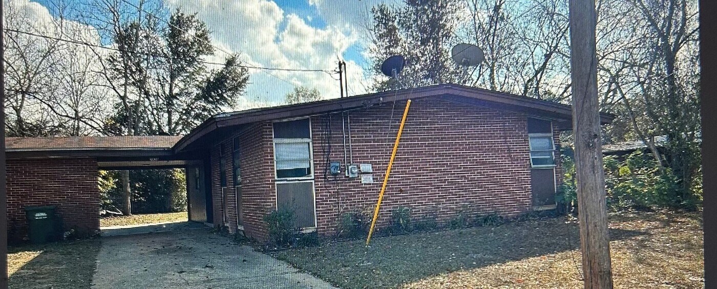 1926 Skylane Dr in Albany, GA - Building Photo