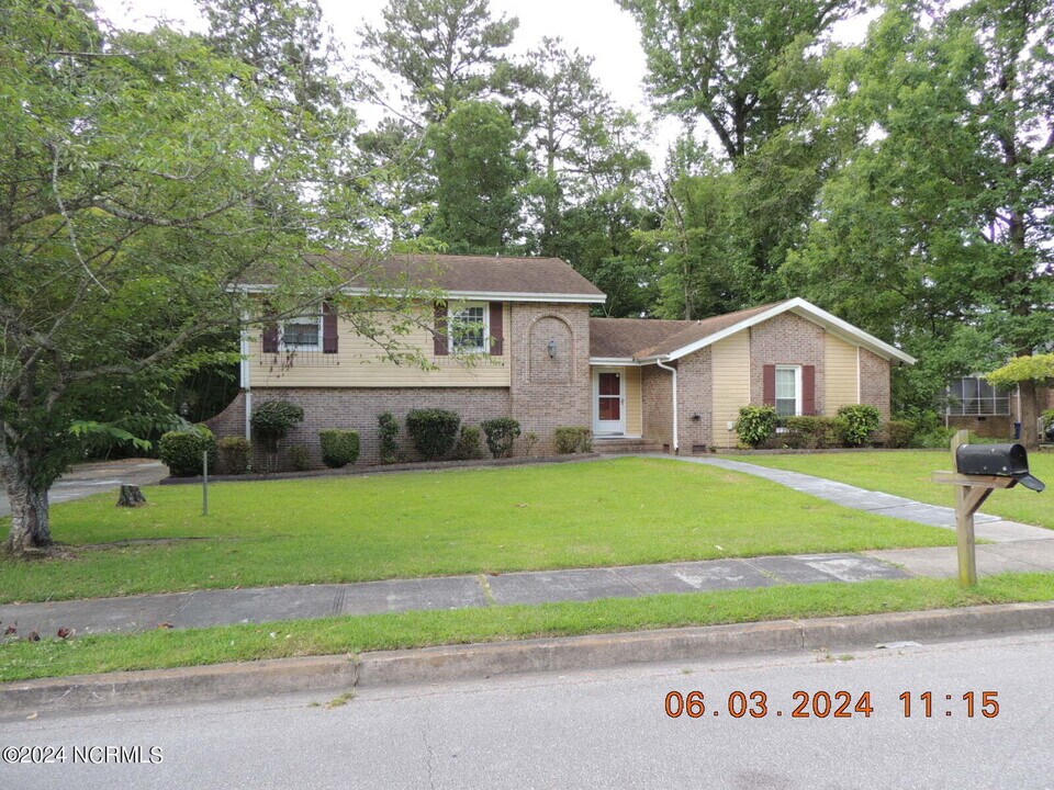 102 Epworth Dr in Jacksonville, NC - Building Photo