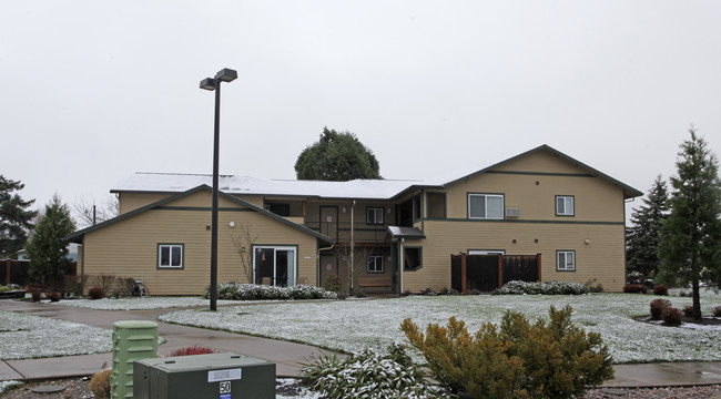 Springbrook Place Apartments in Newberg, OR - Foto de edificio - Building Photo