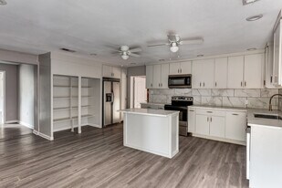 1612 Woodview Dr in Alvarado, TX - Building Photo