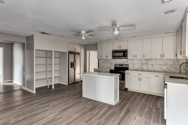 property at 1612 Woodview Dr