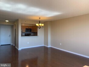 10101 Grosvenor Pl, Unit 2004 in North Bethesda, MD - Building Photo - Building Photo