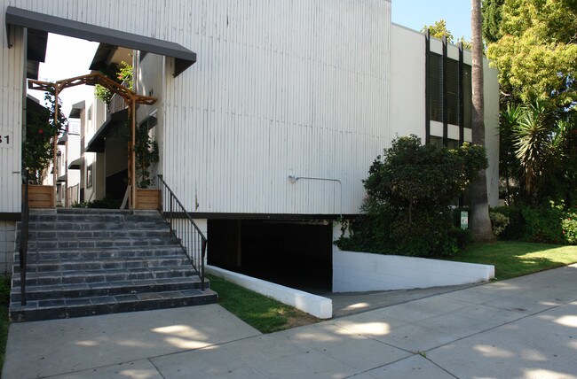 631 E Orange Grove Ave in Burbank, CA - Building Photo - Building Photo