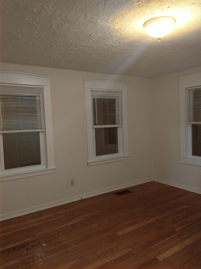201 Pleasant St in Claremont, NH - Building Photo - Building Photo