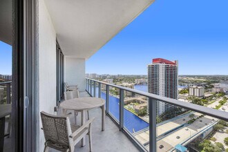 4010 S Ocean Dr in Hollywood, FL - Building Photo - Building Photo
