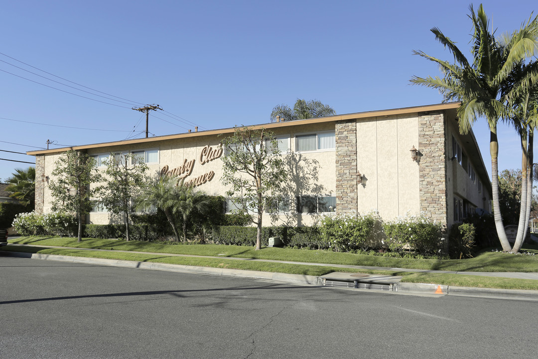 Country Club Terrace in Lakewood, CA - Building Photo