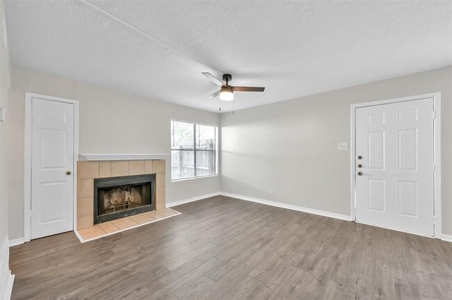 900 Holly Dr in Conroe, TX - Building Photo - Building Photo