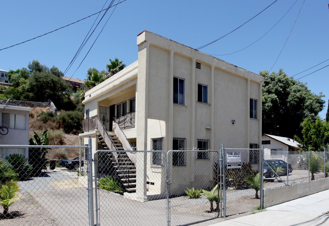 5011 Auburn Dr in San Diego, CA - Foto de edificio