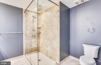 4915 Hampden Ln in Bethesda, MD - Foto de edificio - Building Photo