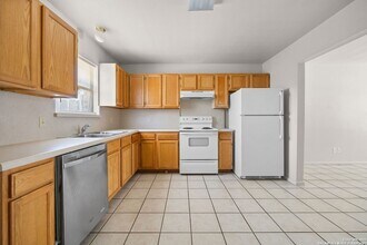 1118 W Goodwin St in Pleasanton, TX - Building Photo - Building Photo