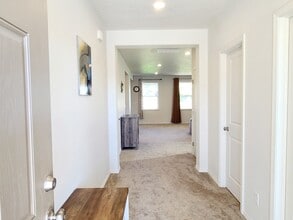 8295 Diamond Point Cir NE, Unit Lake 2  w shared bathrm in Moses Lake, WA - Foto de edificio - Building Photo