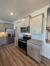 323 Creekview Rd in Hendersonville, NC - Building Photo - Building Photo
