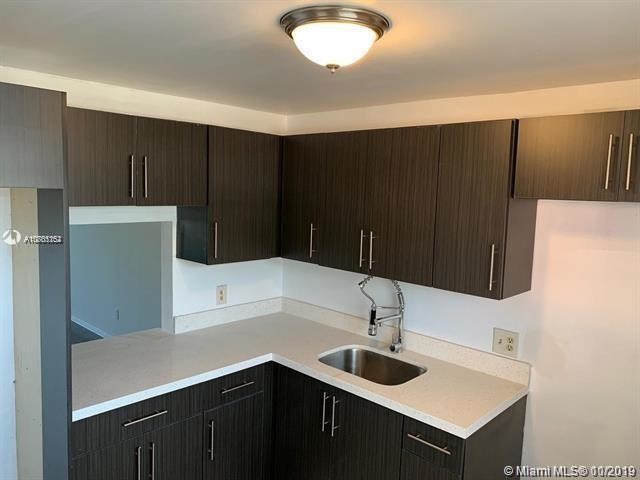 1020 Country Club Dr-Unit -106 in Margate, FL - Building Photo - Building Photo