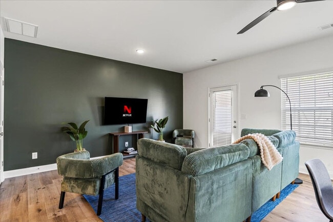 7047 Lash Ln in Charlotte, NC - Foto de edificio - Building Photo