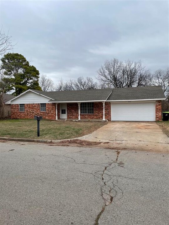 932 Lovers Ln in Purcell, OK - Building Photo