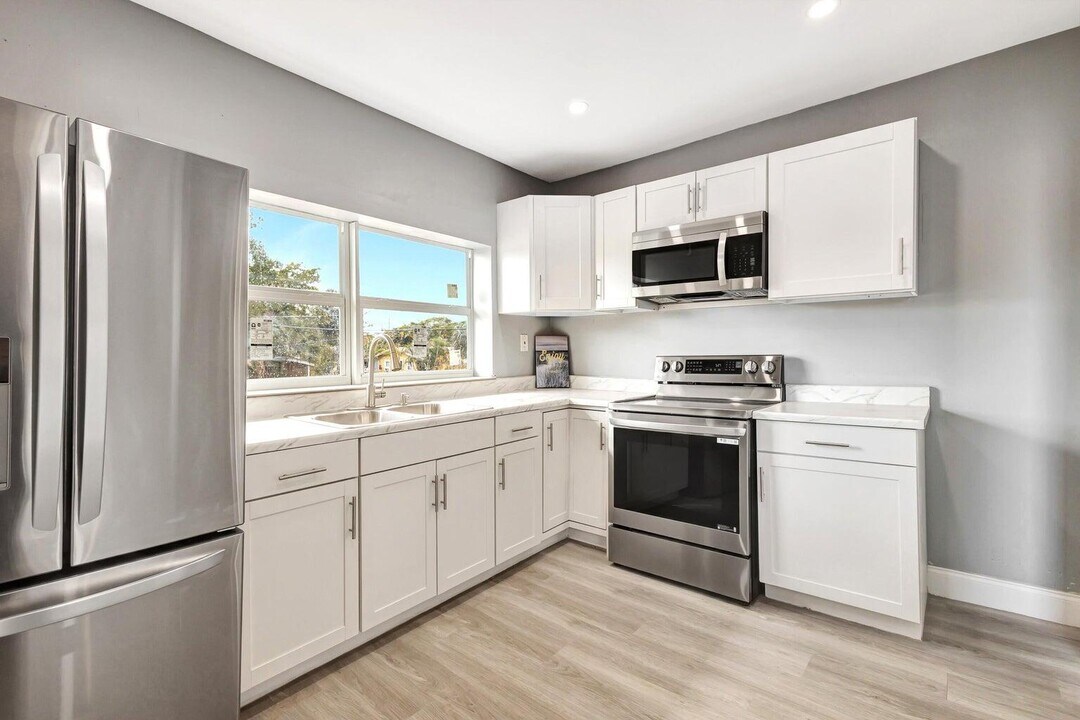 3708 Roseland Dr in West Palm Beach, FL - Building Photo
