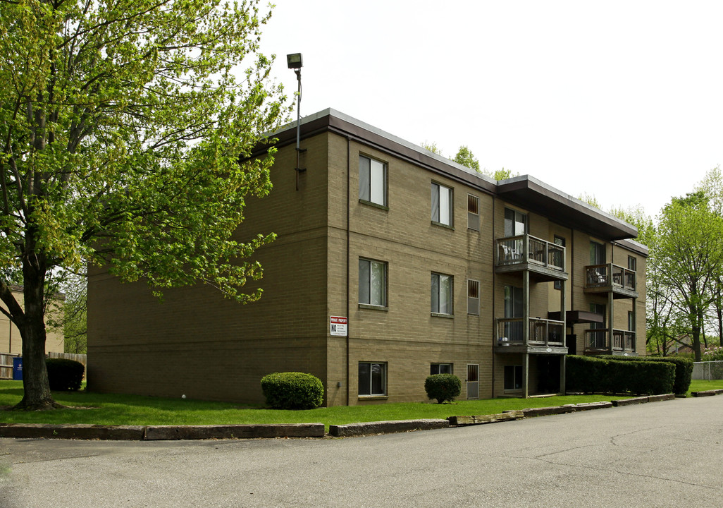 Commodore Arms Apartments in Elyria, OH - Building Photo