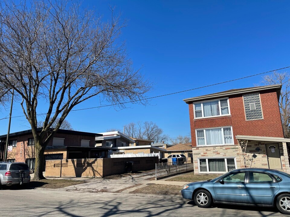 1914 E 93rd St in Chicago, IL - Building Photo