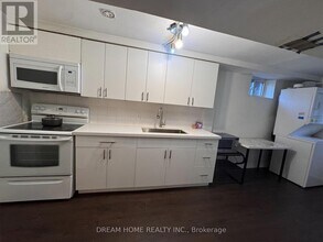 2425 Carlanne Pl in Mississauga, ON - Building Photo - Building Photo